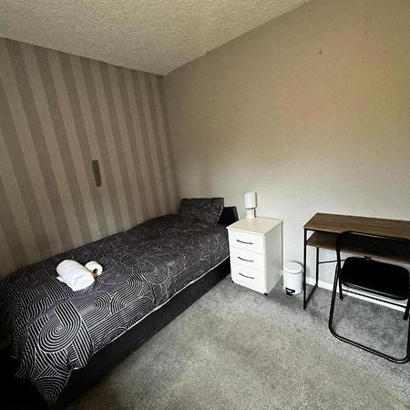 Single Room Xxx Manchester Middleton  Exterior photo